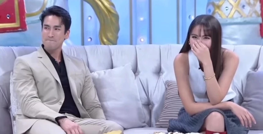 กรี๊ดสนั่น "ณเดชน์" ประกาศแต่ง กลางรายการ จน "ญาญ่า" เขินหนัก ทิ้งตัวลงบนโซฟา