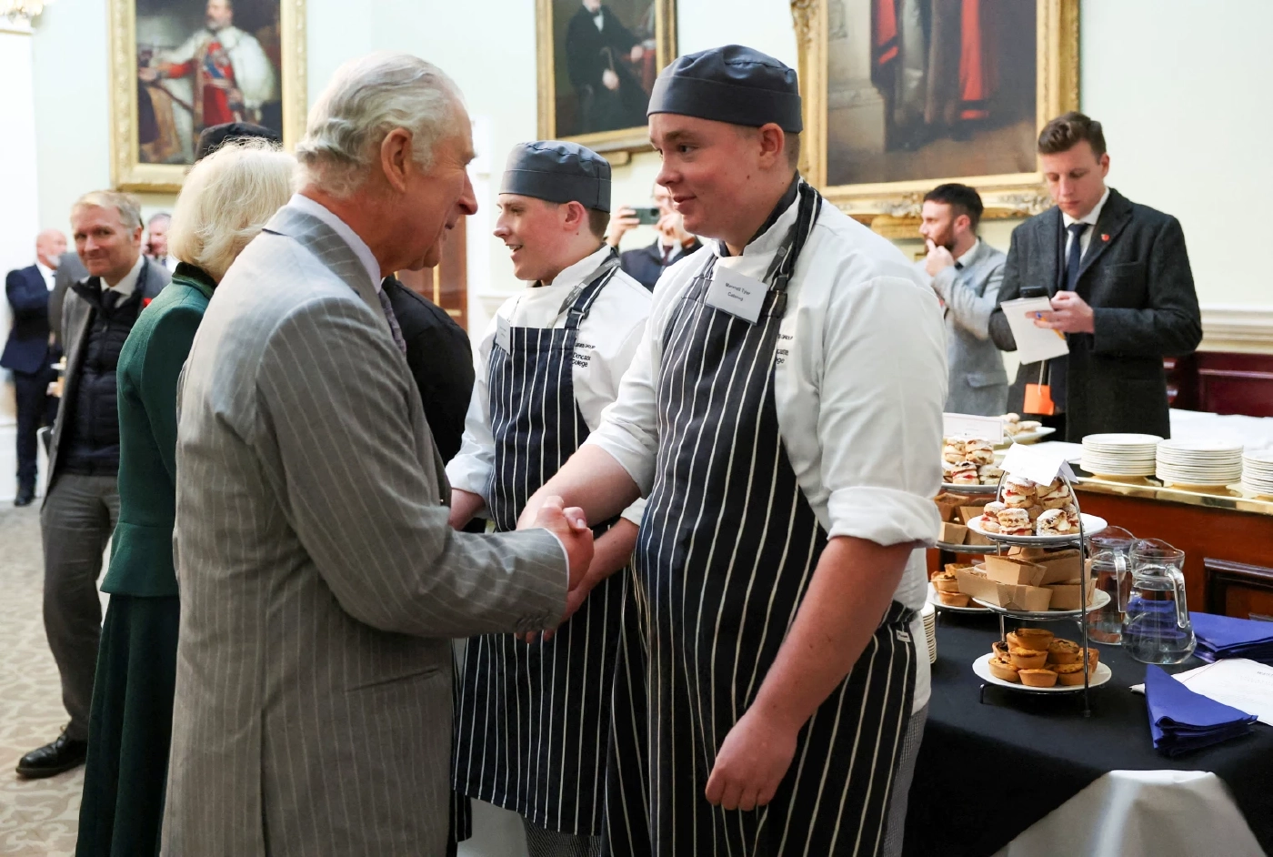 &quot;คิงชาร์ลส์&quot; แจกโบนัสข้าราชบริพารช่วยสู้วิกฤตค่าครองชีพ