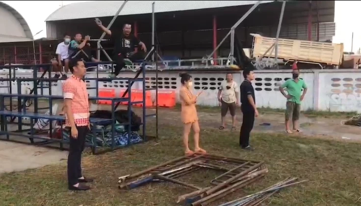 ระทึก! พายุถล่ม รร. ลมหอบหลังคาอัฒจันทร์ปลิวว่อน ครู - นร. หนีตายกันอลหม่าน