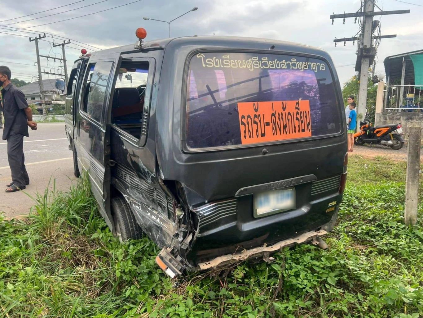 กระบะชนท้ายรถรับส่งนักเรียน เจ็บทั้งคัน ตร.น่าน จ่อ จัดระเบียบรถใหม่