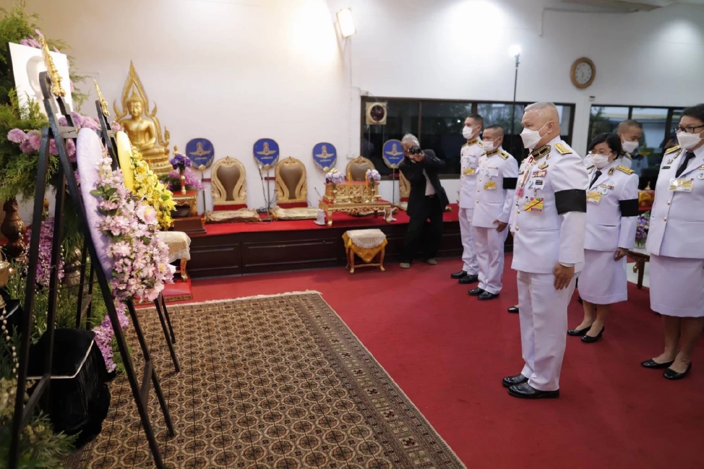 ในหลวง พระราชินี พระราชทาน พวงมาลาวางหน้าหีบศพ "ลินดา ค้าธัญเจริญ"