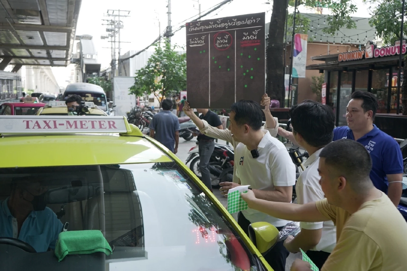 "ไทยสร้างไทย" ลุยตลาดยิ่งเจริญ รับฟังปัญหาชาวตลาด ผลักดันรถสาธารณะEV