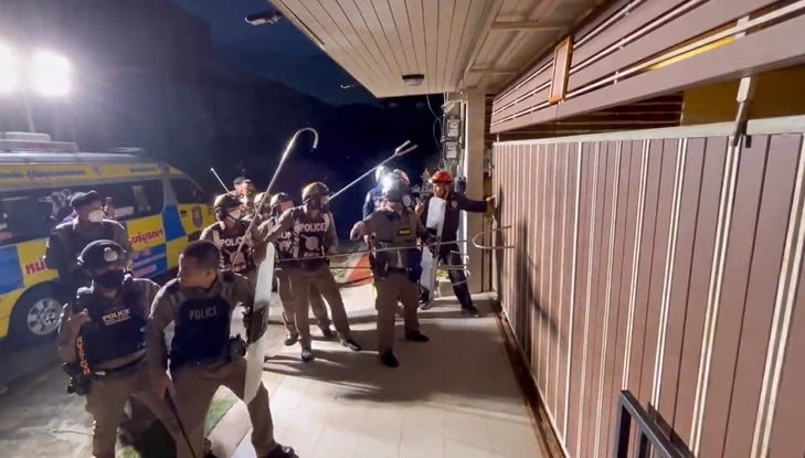 ตร.พัทยา สยบหนุ่มคลั่งทำลายข้าวของ เพื่อนเผยเสพข่าวความรุนแรงมากเกินไป