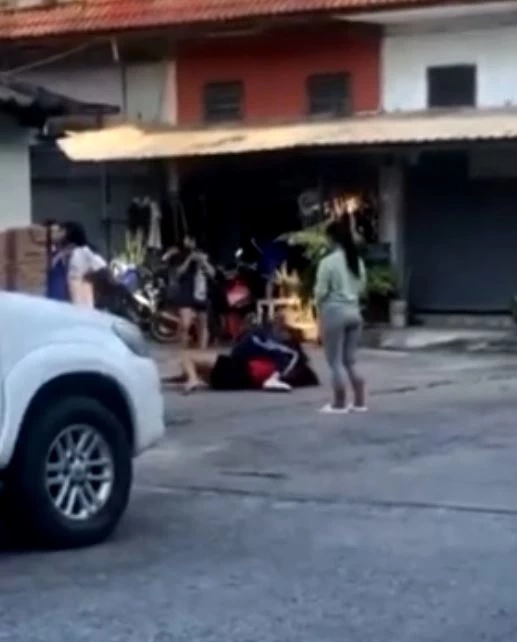 แค่เรื่องขี้แมว! เพื่อนบ้านยกพวกตะลุมบอน กลางเมืองแปดริ้ว