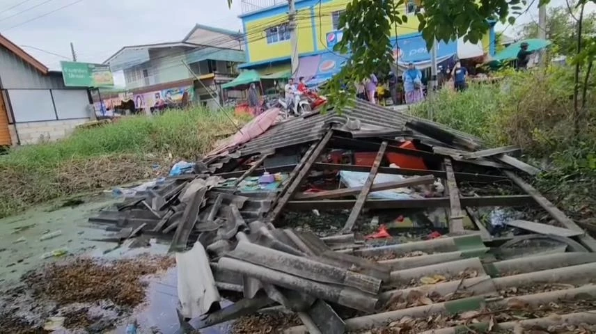 ระทึก ร้านส้มตำพังถล่ม ทั้งร้านร่วงใส่ลูกค้าขณะนั่งจก จนมีผู้บาดเจ็บ