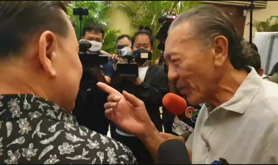 นายสันธนะ และนายชูวิทย์ เผชิญหน้ากัน