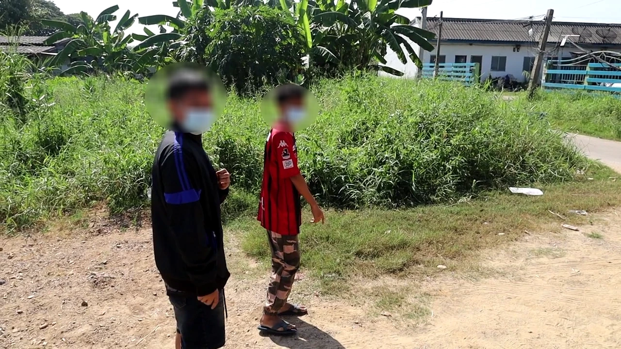 ญาติโวย อส. ระงับเหตุวัยรุ่นตีกันผิดตัว ล็อกคอเยาวชน-ปืนทุบหลัง