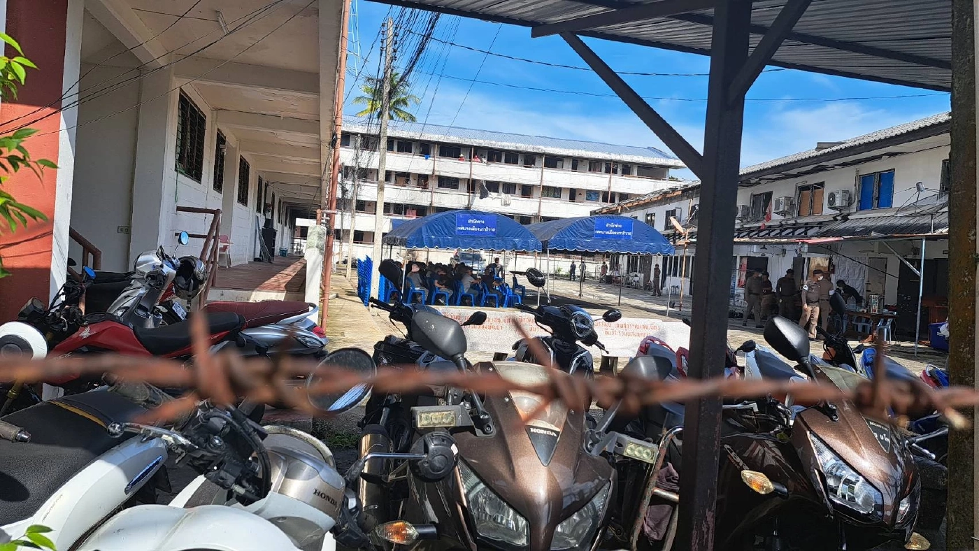 "ทวี สอดส่อง"ยกคณะให้กำลังใจจนท.-ปชช.เหยื่อบึ้มแฟลตตำรวจนราธิวาส