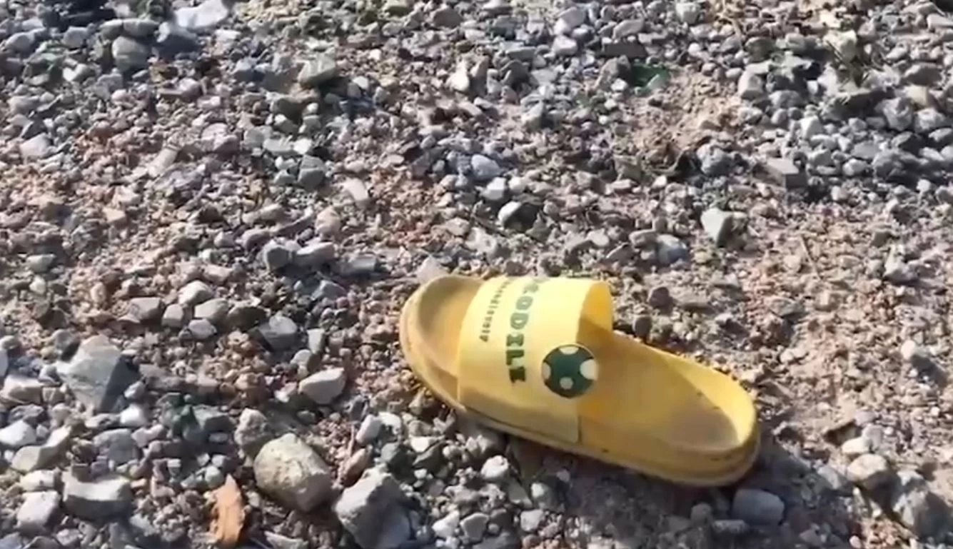 สามีช็อก! กระบะหักหลบเก๋ง พุ่งข้ามเลน ชน จยย. ภรรยา-ลูก ดับ 3 ราย