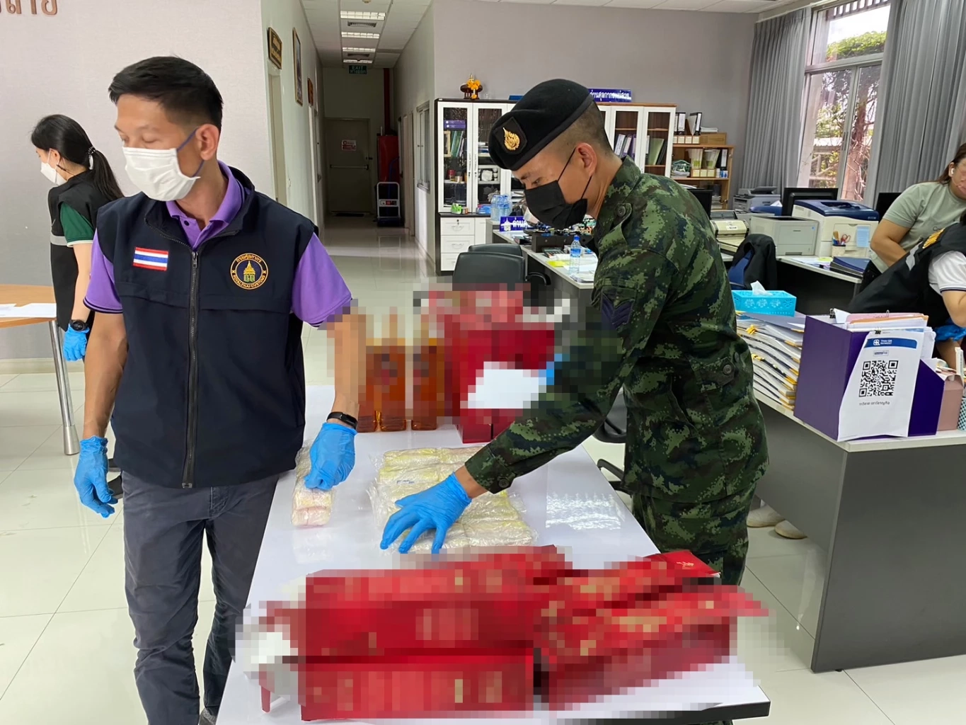 งามหน้า เมีย ขรก.แม่สาย ซุกยาบ้า 3 แสนเม็ด ส่งพร้อมเหล้าเถื่อน ส่งไปปทุมธานี