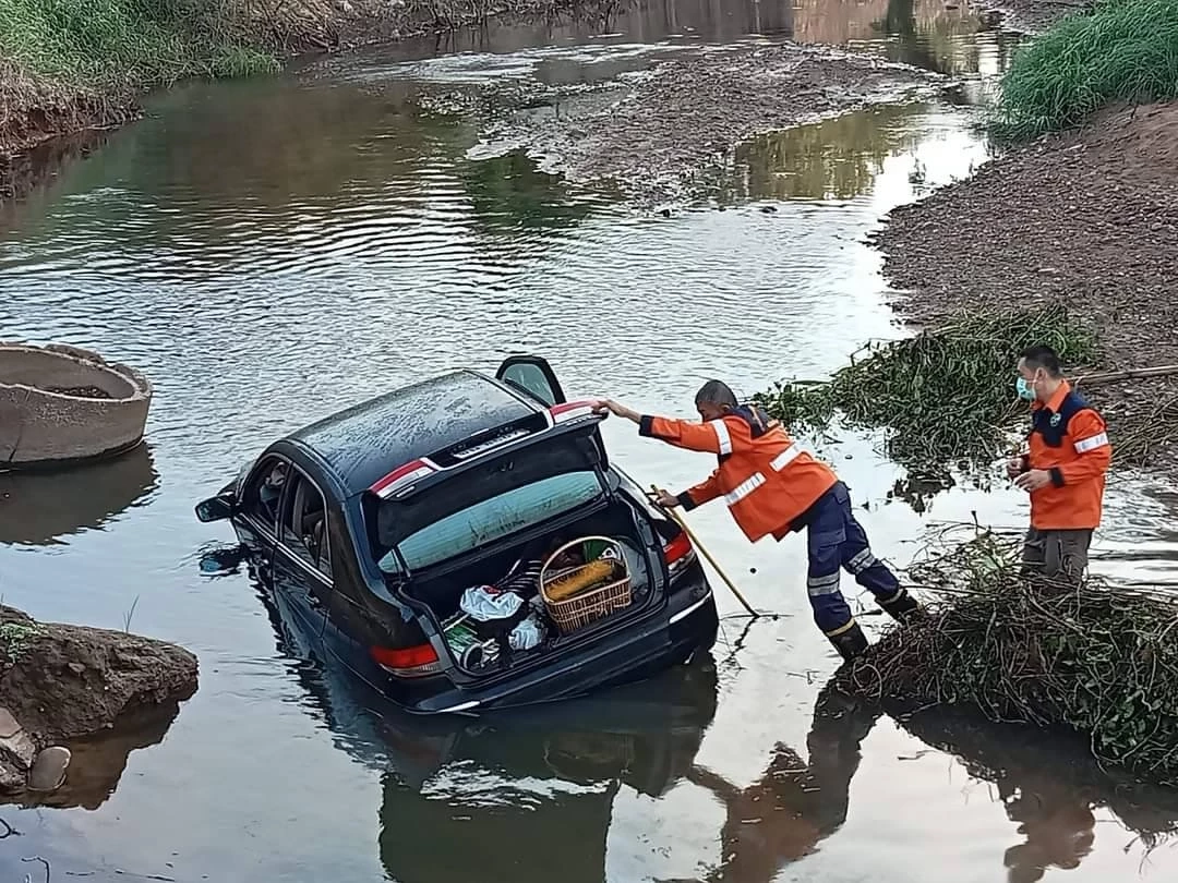 เร่งค้นหาตัวสาวใหญ่วัย 50 ปี หลังขับรถตกห้วยแม่ปะ แต่ไม่พบร่าง เจ้าหน้าที่ระดมหาทั้งคืน