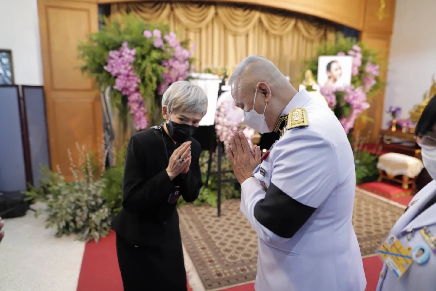 ในหลวง พระราชินี พระราชทาน พวงมาลาวางหน้าหีบศพ "ลินดา ค้าธัญเจริญ"