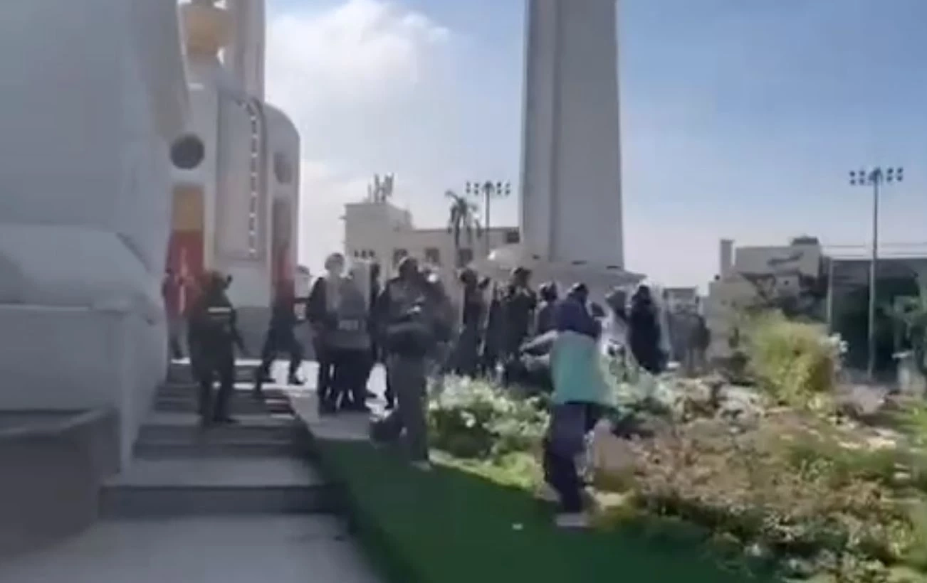 อนุสาวรีย์ ปชต. วุ่น! คฝ.ยึดป้ายผ้าม็อบต้านเอเปค ตะโกน "จับเลย จับเลย" (คลิป)