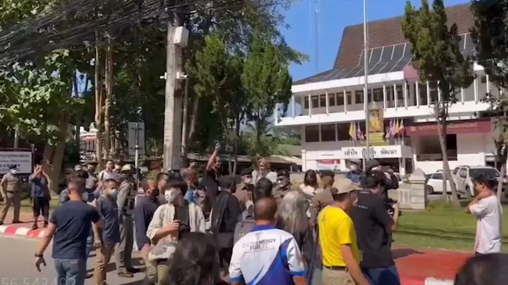 ชุลมุน! ตร.ยึดป้ายผ้าให้กำลังใจ 2 อาจารย์ เจอหมายเรียก คดีทวงคืนหอศิลป์ มช.