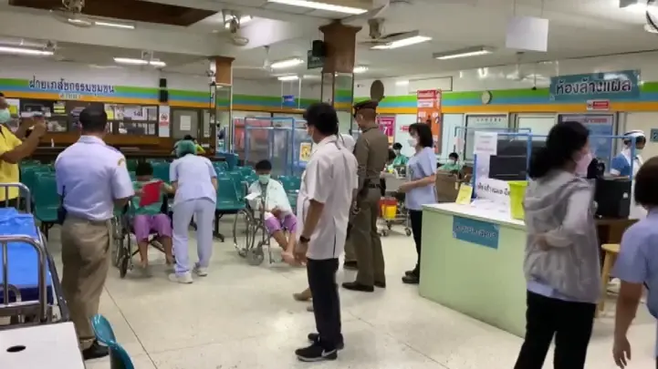 หวิดเศร้า มินิบัสรับส่ง นร.พลิกคว่ำตกคลองน้ำ ช่วยระทึกเด็ก 16 ชีวิต