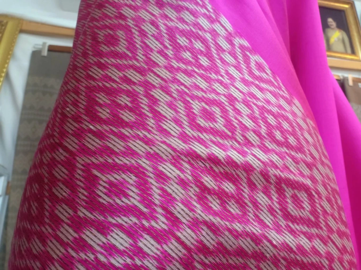 "ผ้าไหมปักธงชัย" ได้รับเลือกผลิตของที่ระลึก "เอเปค 2022"