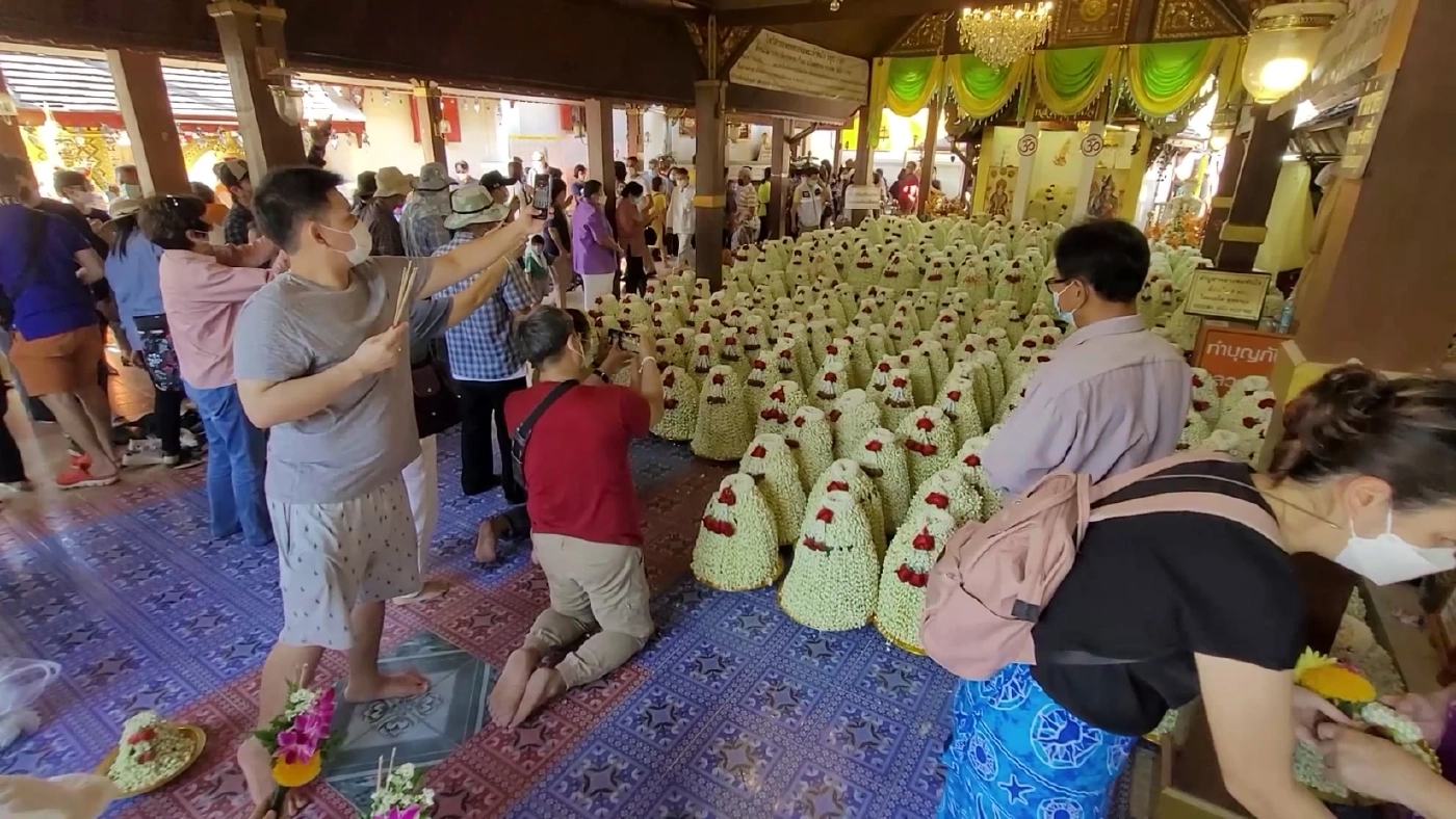 ตะลึงทั้งวัด ขนพวงมาลัยดอกมะลิ 3.4 ล้านบ. แก้บน"หลวงพ่อทันใจ" คอหวยส่องเลขเด็ด