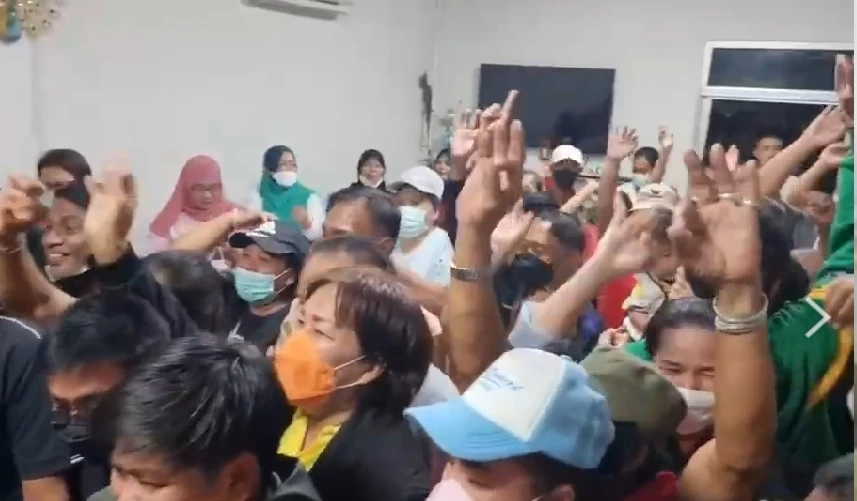 บรรยากาศพี่น้องประชาชน แสดงความยินดีต่อ"นายวันชัย"  ชนะเลือกตั้งนายกเทศบาลนครสงขลา อย่างไม่เป็นทางการ 