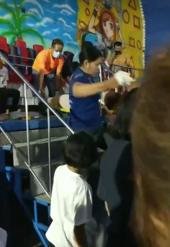 ด่วน! เครื่องเล่นสวนสนุกตัวล็อกหลุด เหวี่ยงเด็กลอยละลิ่ว เจ็บ 5 คน (มีคลิป)