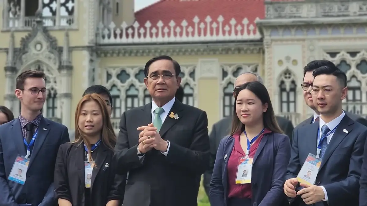 “บิ๊กตู่” ต้อนรับเยาวชน “เอเปค” รับบทเป็นไกด์! อารมณ์ดีพาเดินชมทำเนียบฯ