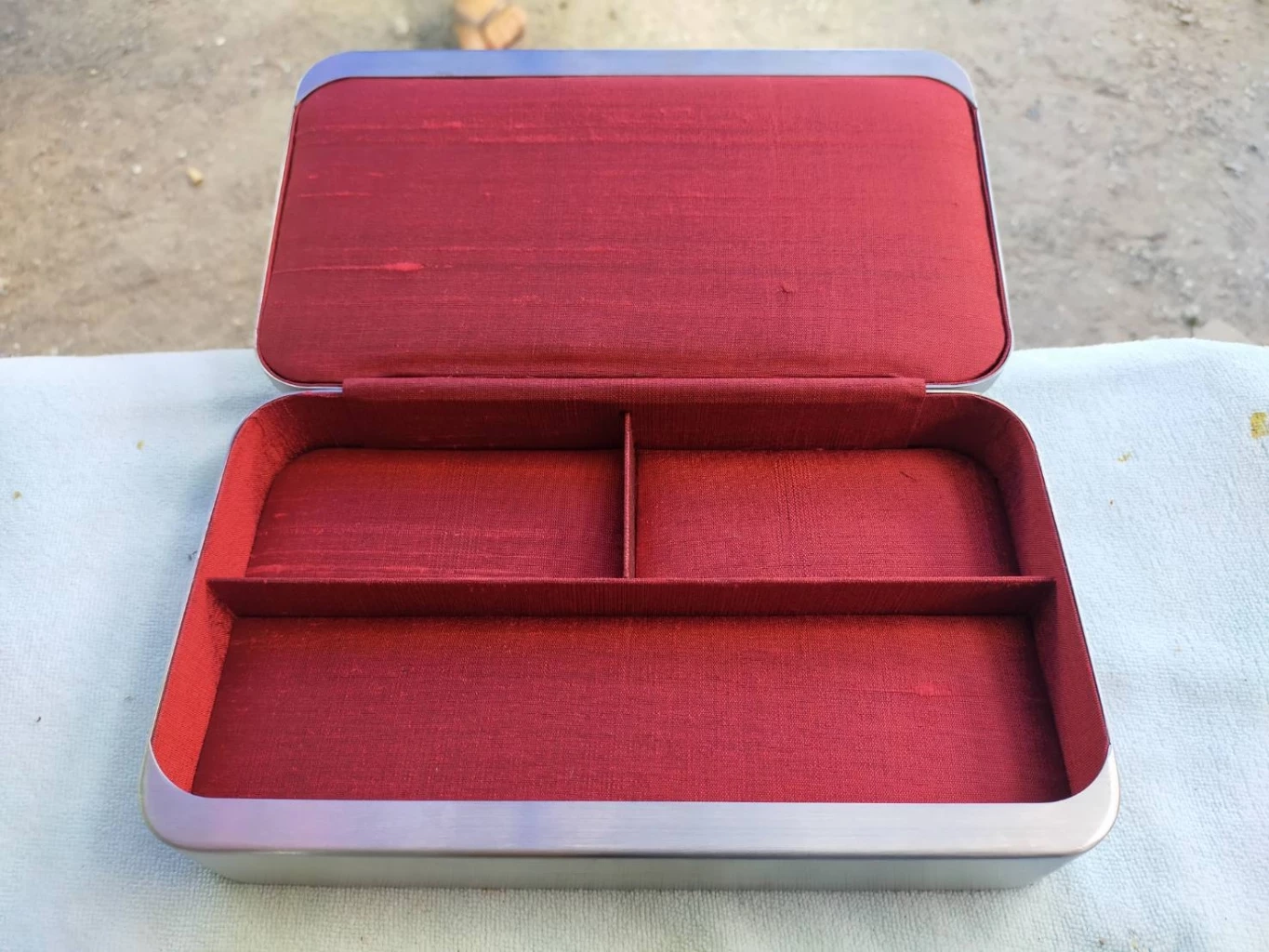  กล่องเครื่องประดับดุนโลหะ ของที่ระลึกมอบให้ คู่สมรส การประชุมเอเปค 2022  