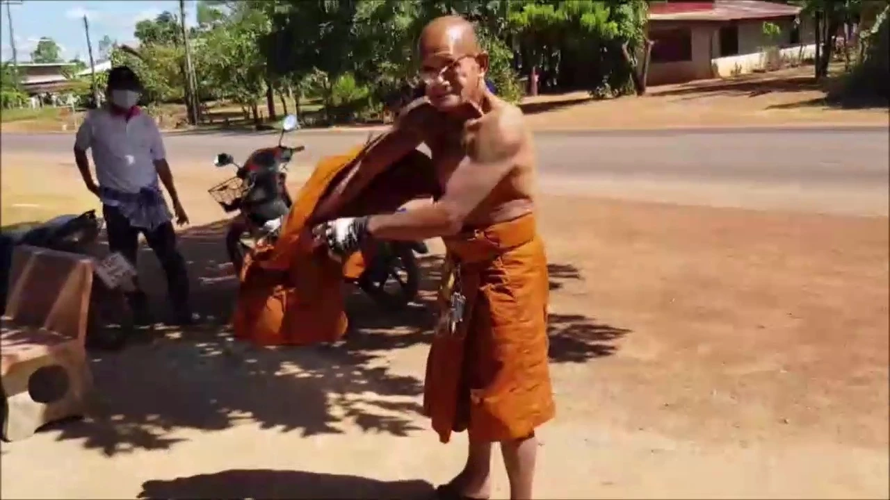 ถอดสบงแล้วทรงพลัง! หลวงตาเมาพญานาคท้าต่อยชาวบ้าน-นักข่าว