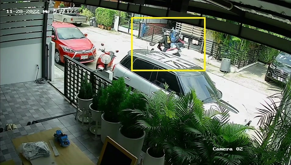 รุนแรงไปไหม? หนุ่มจอดรถจุดห้ามจอดในหมู่บ้าน โดน 2 วัยรุ่นทุบยับ (มีคลิป)