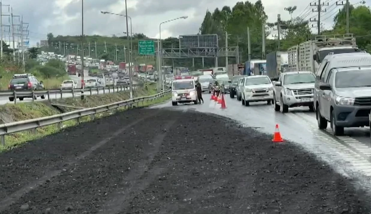 รถพ่วง 18 ล้อ พลิกคว่ำ! เทกระจาดแร่หินเกลื่อนถนนมิตรภาพ รถติดยาว 5 กม.