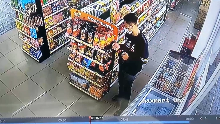 หนุ่มแต่งตัวดี จุดไฟเผามินิมาร์ทในปั๊มน้ำมัน โชคดีดับทันก่อนบึ๊ม (มีคลิป)