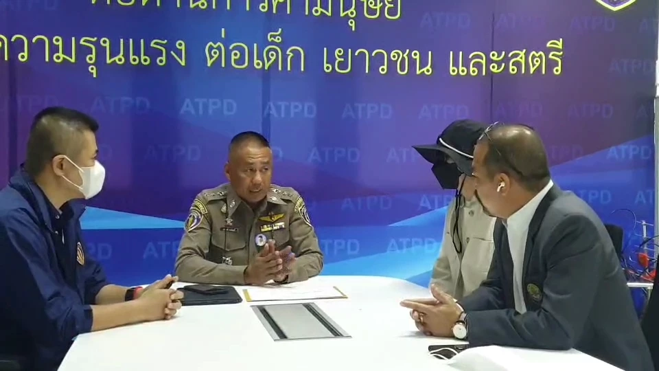 สาวหล่อสุดทน สองผัวเมียนายจ้าง บังคับเซ็นสัญญา "อยู่กิน 3 ผัวเมีย"