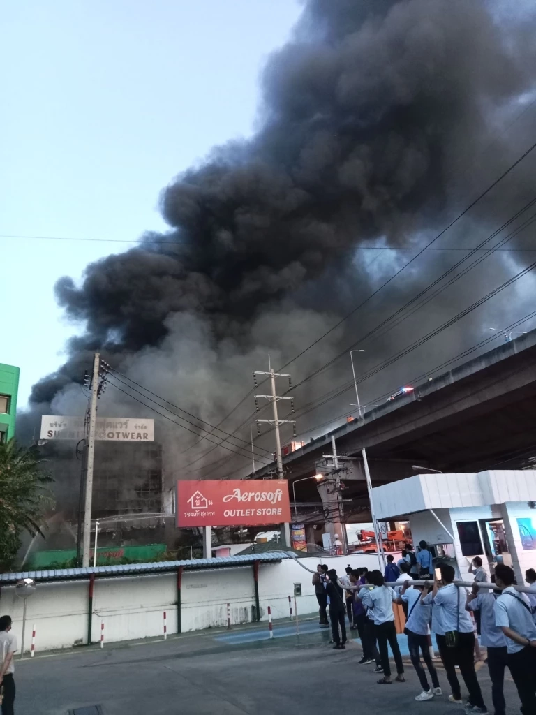 ด่วน! ไฟไหม้โรงงาน "แอโรซอฟ" ย่านบางพลี อาคารเริ่มร้าว เจ็บ 3 สาหัส 1 (มีคลิป)
