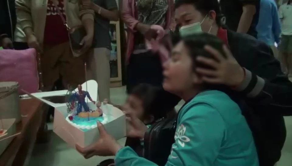 สุดเศร้า! แม่เด็ก 4 ขวบ เหยื่อกระบะตีนผี ร้องเพลงวันเกิดให้ลูกหน้าโลงศพ