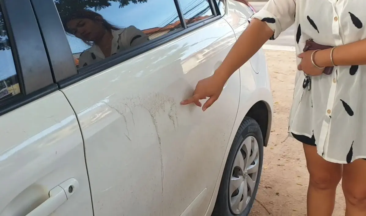 สาวเซ็ง! โดนมือดีสาดน้ำกรดใส่รถเละทั้งคัน งงไปทำอะไรให้ใครโกรธ
