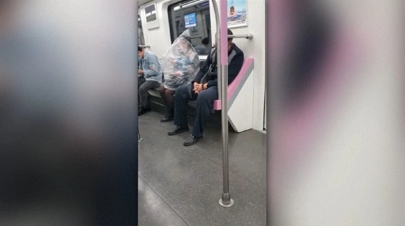 คลุมหัวกินกล้วยบนรถไฟใต้ดินในอู่ฮั่น (คลิป)