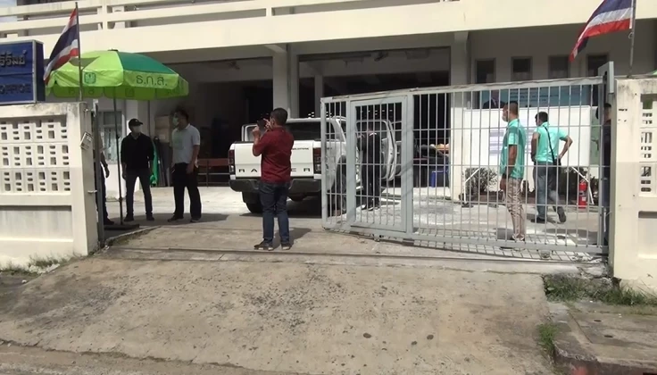 ลุงเครียดถูกฟ้องยึดที่ดิน ขับรถขนถังน้ำมันจุดไฟ พุ่งชน สนง.บังคับคดี