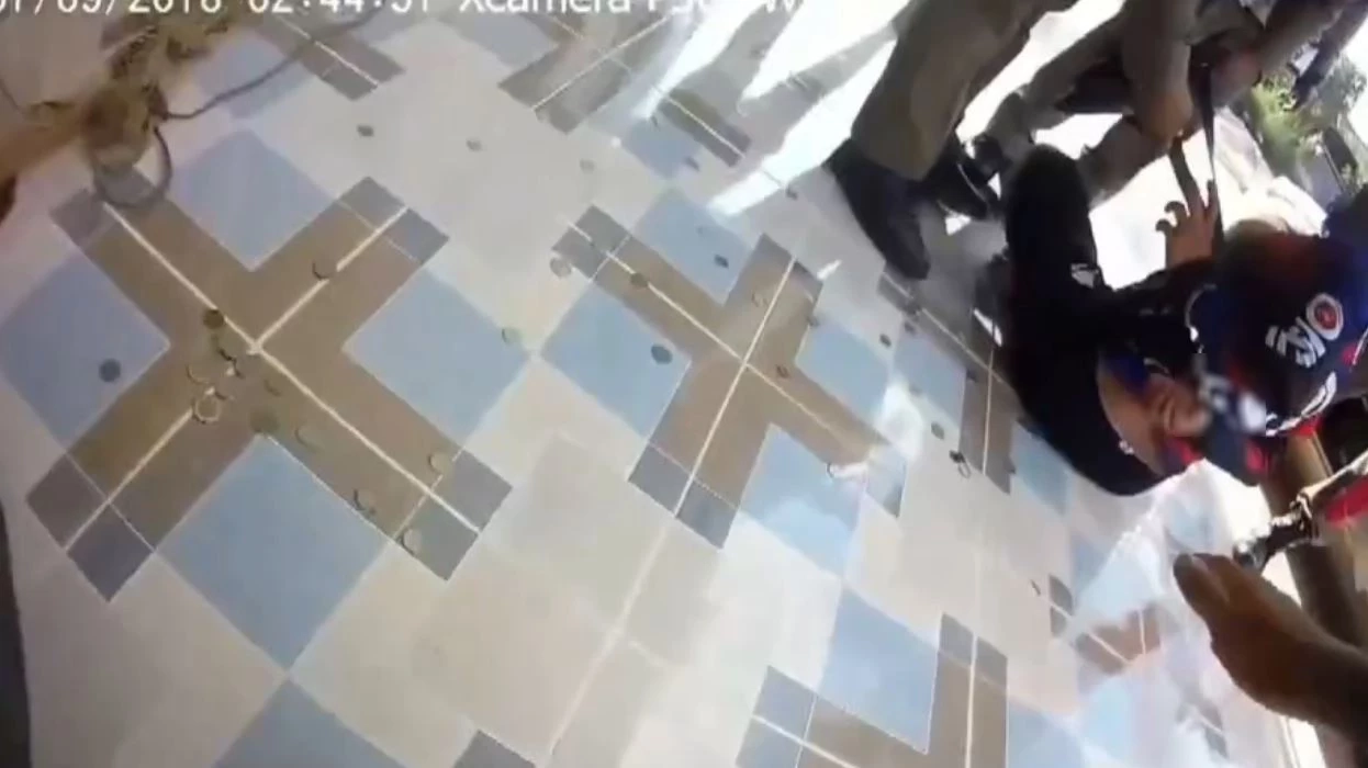 เปิดนาทีบุกรวบ "พ่อค้ายาบ้า" คาบ้านพัก ราคาถูกจนเหรียญหล่นกระจาย (มีคลิป)