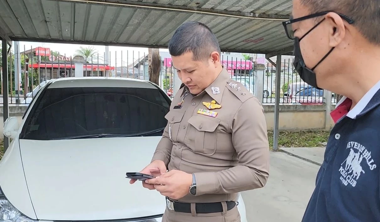 แชร์ว่อน! คลิปคล้าย ตร.จราจร โยนกรวยหยุดรถ ทำรถเบรกกะทันหัน ชนท้ายสนั่น