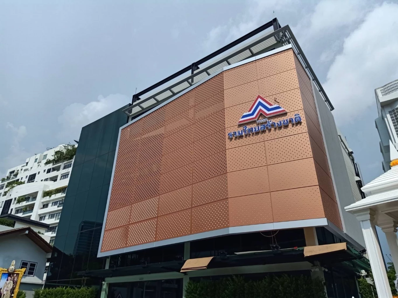 พรรครวมไทยสร้างชาติ  ที่ค่อนข้างแน่นอน จะมี พล.อ.ประยุทธ์ จันทร์โอชา เตรียมนำทัพ