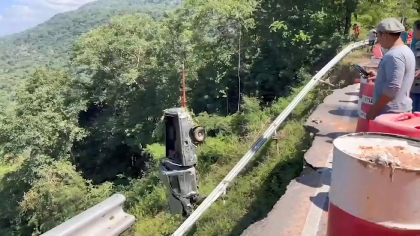 กระบะเบรกแตกพุ่งตกเขา "ผาเกิ้ง" คนขับรอดตายปาฏิหาริย์