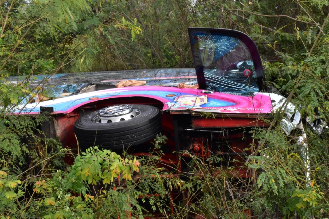 สลด! ทัวร์คณะกฐินยางระเบิด เสียหลักพลิกคว่ำตกร่องน้ำ เสียชีวิต 1 บาดเจ็บ 7