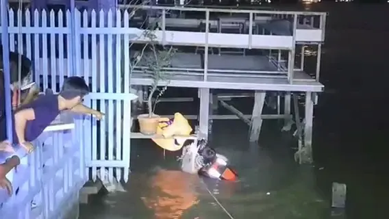 สุดระทึก สาวกระโดดสะพานพระราม 5 กู้ภัยฯช่วยได้รอดหวุดหวิด (คลิป)