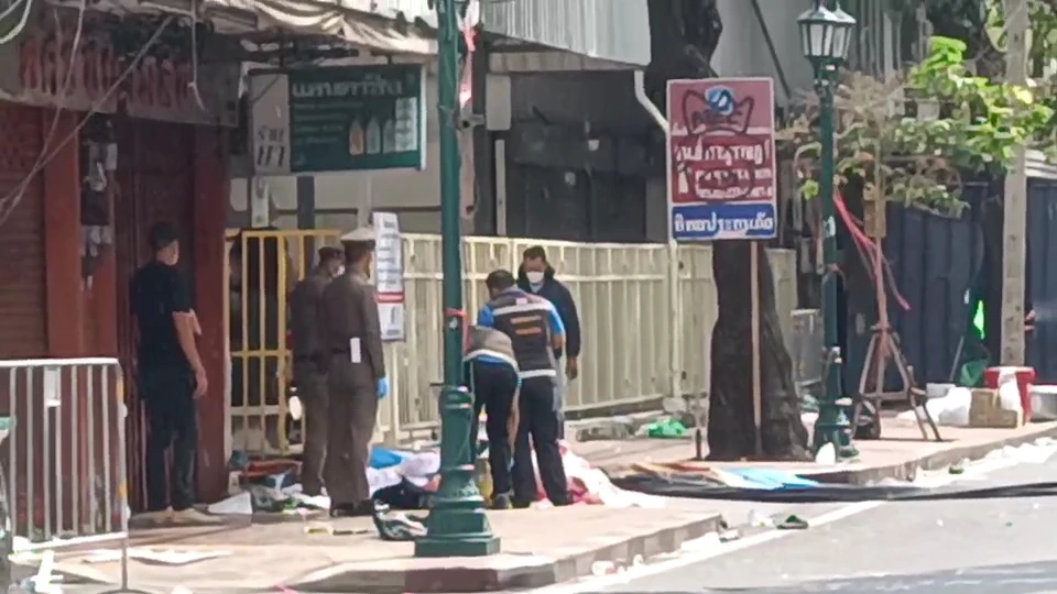 ตำรวจควบคุมฝูงชนกอนกำลัง เจ้าหน้าที่กทม.เร่งทำความสะอาดพื้นที่