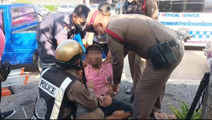 ช่างแอร์คลั่งยา หึงเจ้าของร้านหมอนวด ไล่ท้าต่อยลูกค้า ต้องตาม ตร.มาหิ้วตัว