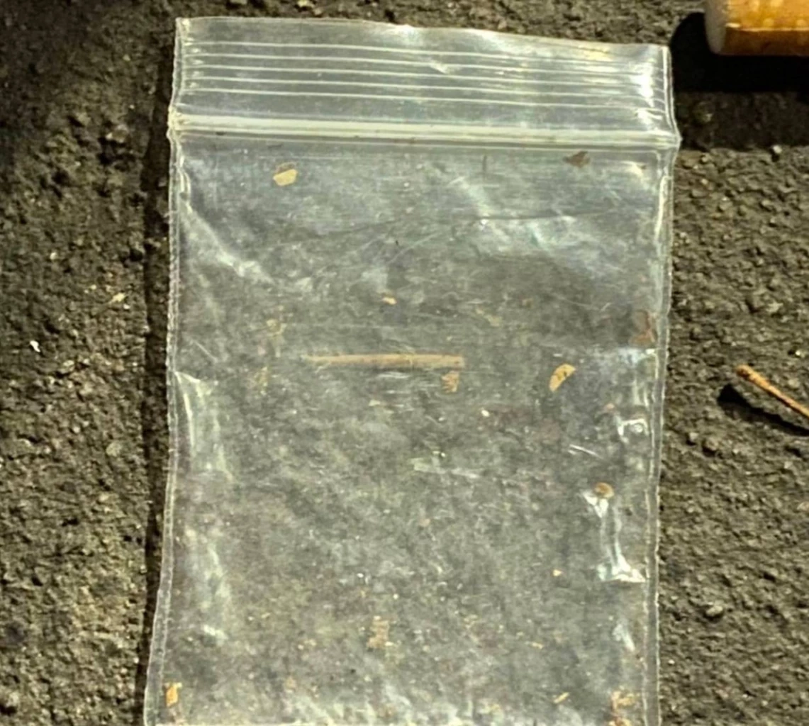 ซองใส่กัญชา ตกอยู่ในบ้าน ยังมีเศษกัญชาเหลืออยู่