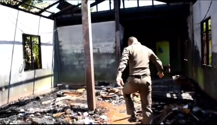 คลั่งรายวัน หนุ่มคลั่งยาใช้เหล็กฉากตีหัวแม่เลือดอาบ จุดไฟเผาบ้านวอด