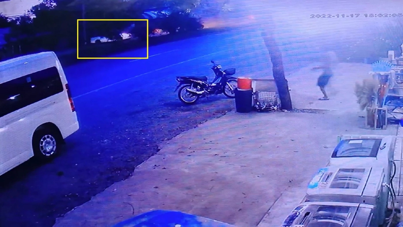 กระบะ หักหลบสุนัข หมุนปีนเกาะกลางถนนชนเสาไฟฟ้า