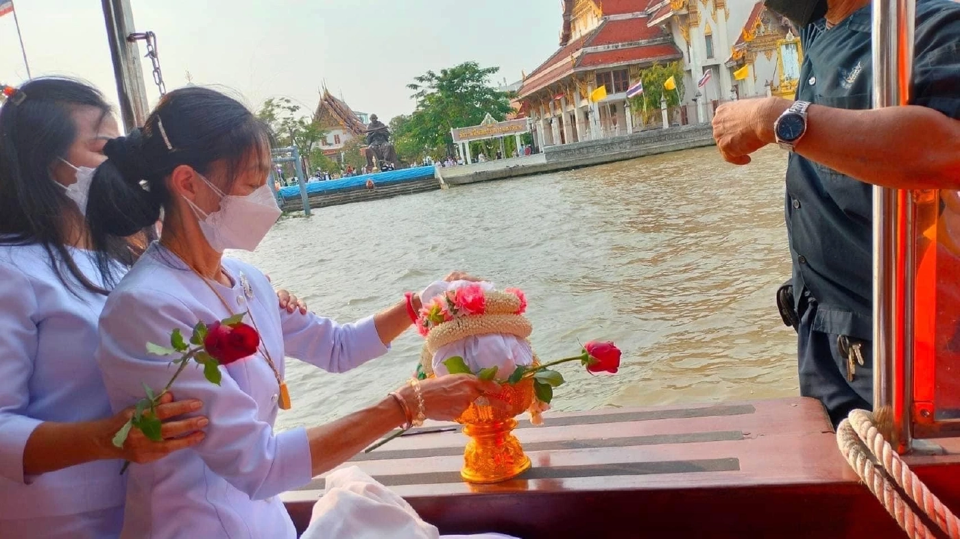 ดวงเดือน จิไธสงค์ ทำพิธีลอยอังคาร สรพงศ์ ชาตรี