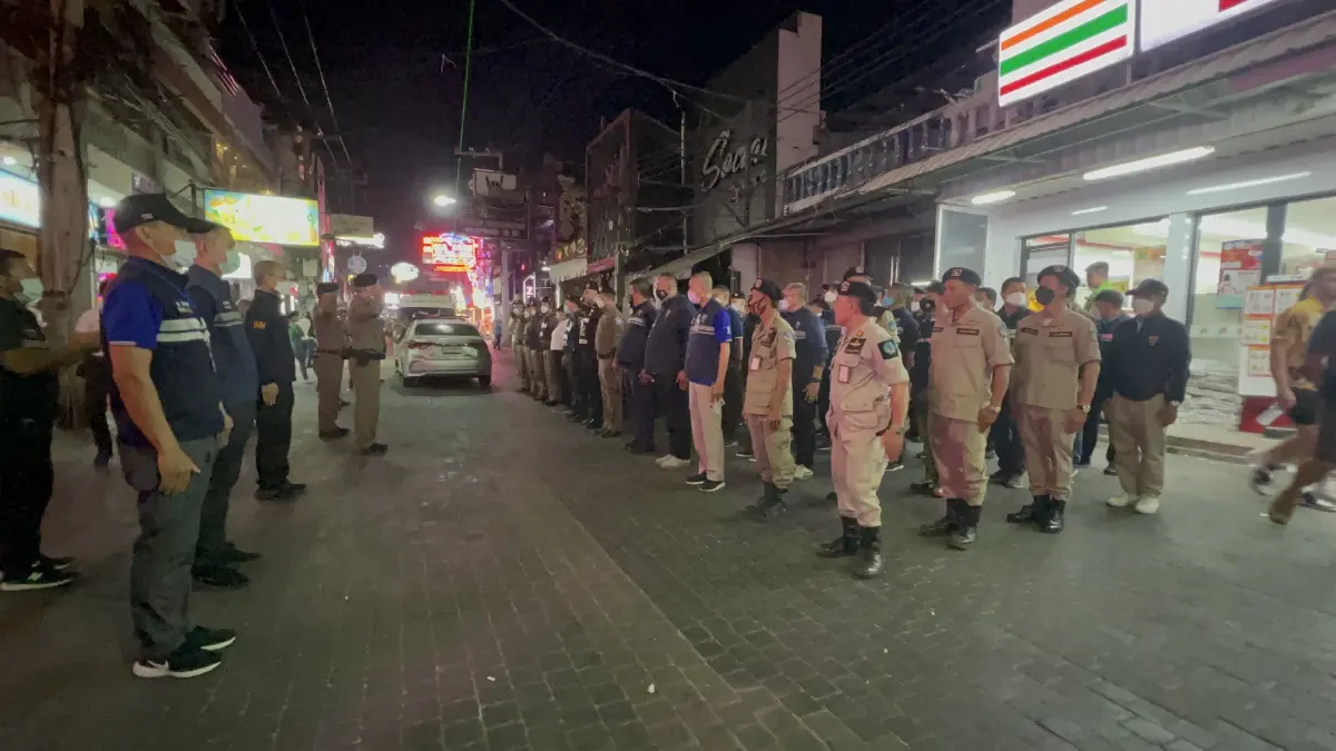 ตำรวจสุ่มตรวจ "วอล์กกิ้งสตรีท" กวาดล้างสิ่งผิดกม. ตรวจเข้มชาวต่างชาติ