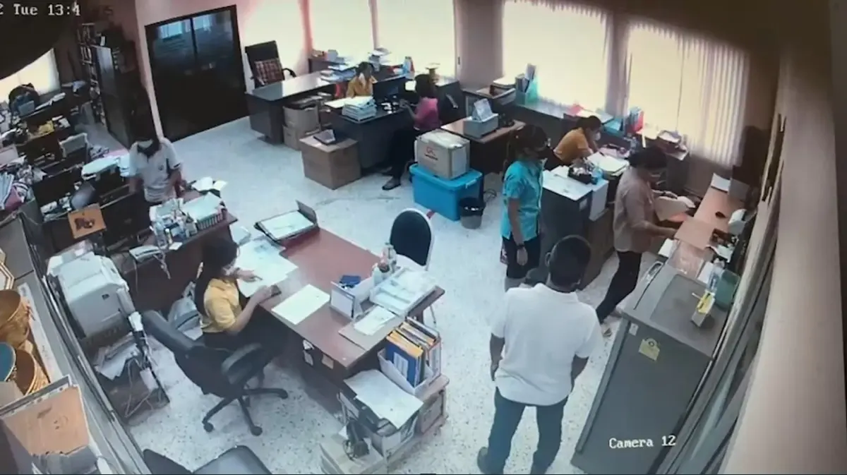 “ป.เอี่ยว” ปลัดอำเภอสัตหีบ มอบตัวคดีเอี่ยวรับสินบนพูลวิลล่า