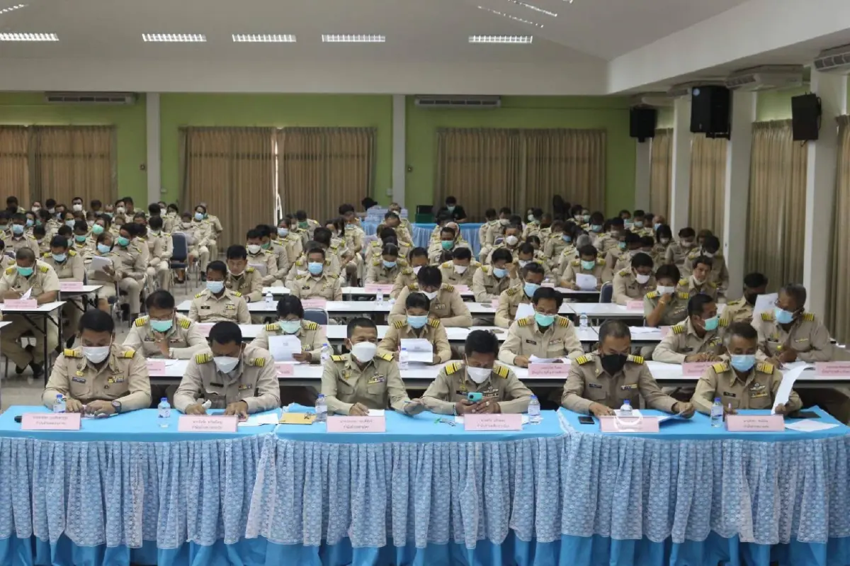 "นายอำเภอสามโคก" ปิดห้องประชุมตรวจฉี่กำนัน-ผู้ใหญ่บ้าน เจอสีม่วง 1 ราย
